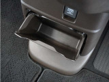 ◆センターロアボックス◆インパネ中央の下部には、ごみ箱としても使用する事ができるセンターロアボックスを装備しております。