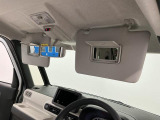 【サンバイザー】車内で身だしなみを整えるためのバニティミラーがセット。お化粧直しや髪型のチェックに活用できます。