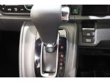 ★パネルシフトレバーは運転席より手が届きやすくて操作のしやすいシフトレバー。室内スペース確保にも配慮されてますよね!