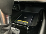 スマートフォンを置いたまま充電出来るワイヤレス充電器付きです!
