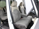 【運転席】運転席まわりには十分なスペースがあり、大柄な方でもゆったり運転していただける環境です。