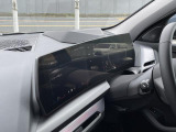 【カーブドディスプレイ】ドライバーに向かって湾曲した大型ディスプレイです。インフォメーションディスプレイとコントロールディスプレイが一体化しており、ドライバーの視覚的な操作性を向上させます