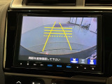 リバースギアに入れるだけで後方の表示へ切り替わります。夜間や雨の日の駐車も楽になりますよ。