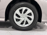 タイヤサイズは(175/70R14)でキャップ付きスチールホイールです。