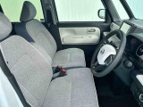 ゆったりとした運転席で、快適なドライブをサポートします。