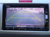 【リアカメラ】後方確認をサポートします。ギヤをR(リバース)に入れると、自動的にナビ画面が切り替わります。