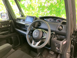 運転席まわりは計器類や画面が見渡しやすく、前方の視界も広々としています。前席の座面にはゆとりがあり、落ち着いた室内で毎日の移動も心地よくお過ごしいただけます。