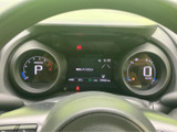 左右のメーターと中央の表示部がまとまり、速度や燃料残量などの情報を運転席から確認しやすい配置です。必要な表示を走行前に把握しやすく、日々の運転を支えます。