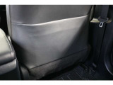 シートバックには便利なポケットを装備しています。車内に散らかりがちな細々としたものやタブレット、雑誌などを収納出来るのでスッキリ片付きます。