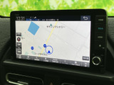 地図上に現在地や周辺の道路が表示され、画面内のメニューから地図操作や案内に関する項目を確認できます。目的地までの道順を把握したい場面で、視覚的に確認しやすい表示です。
