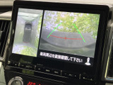 後方の映像に加え、車両周辺を上から確認できる表示も備わり、駐車時の周囲確認をサポートします。画面上の目安線も見ながら、車庫入れや切り返しに活用できます。