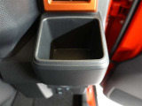 運転席ドリンクホルダーで室内スッキリ♪