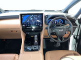 運転席周りのレイアウトをご覧ください。ナビゲーションが綺麗に装着されすっきり収まってますね!