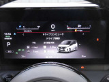 視認性の良いメーター類で中央にはモニターがあり車両情報等が映し出されます。