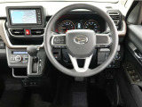 フロントSRSエアバッグは車両前方から乗員が重大な傷害を受けるおそれのある大きな衝撃を受けた場合に作動し、シートベルトが身体を拘束する働きと併せて前席乗員の頭部や胸部などへの衝撃をやわらげる装置です。