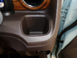 運転席の届きやすいところにドリンクホルダーがついています。視線をそらすことなく手に取れるので運転に集中できて安心ですね。