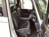 フロント広々、ベンチシートの運転席は、ハイトアジャスターが付いているので、快適にドライブができます。ハンドルはチルトステアリングで、ハンドル位置を上下に調節できます。