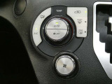 「AUTO」スイッチで車内の温度を一定に保ってくれるオートエアコン 快適装備の代名詞 もちろんマニュアル操作も可能ですよ