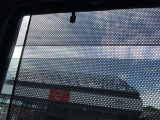 スライドドアにはロールサンシェード+プライバシーガラスです。