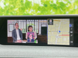 テレビ番組の映像を表示できる画面を備え、停車中に映像を視聴して過ごせます。地図も並んで表示されるため、画面内の情報を見比べやすい構成となっています。