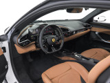 こちらは左ハンドルのお車でございます。内装色はCuoioを選択しております。