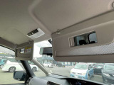 運転席と助手席にはバニティーミラーが装備されております。