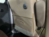 シートバックポケットが装備されております。後部座席に座る人が使いやすい位置に装備されておりますので、小物などがすぐに取り出しやすくなっております。