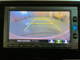 リバースギアに入れるだけで後方の表示へ切り替わります。夜間や雨の日の駐車も楽になりますよ。