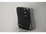 「スマートキー」。キーをポケットやバックに入れたまま車のドアの解錠・施錠、エンジンのON/OFFが行えるます。