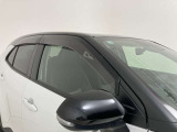 ドアバイザーも付いています。雨の日に少し窓を開けても、雨水が入りにくく、喫煙する方などにも強い味方です。