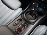 MINIコントローラは直感的で手探り操作ができますので、余所見をせずに安全にもつながります。