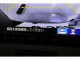 バックをするとき自動でリアの様子が映る『リアカメラ』付き!ナビ画面で確認しながらバックができ、ガイドラインで距離感がつかめるので後ろの壁も安心ですね。でも、周りへの目視も忘れないでくださいね!