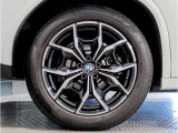 【BMWアロイホイル】軽量かつ強度に拘ったアロイホイル。走行性能ポテンシャルを引き出す設計。車の足元を引き締めてくれる大きなポイントはアロイホイルです。