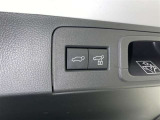 後ろが狭くてもサッと積める。途中で止められる安心のバックドア。後ろの駐車スペースが狭い時に重宝しますよ♪