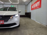 当店では専任のメカニックが大切なお客様のお車を一台一台丁寧に整備いたします。自社認証工場にてリフトアップし下回りまでキッチリ検査いたします。