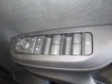 運転席のパワーウインドウスイッチです!電動ドアミラーのコントロールスイッチもあります。