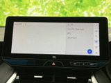 大きく見やすい画面に、ナビゲーションやオーディオなどのメニューが表示されています。画面右側に機能が整理され、目的の項目を確認しやすい構成で、日常の移動をサポートします。
