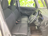 前席は視界が広く、運転席から周囲を確認しやすいレイアウトです。落ち着いた色合いのシートと足元の空間で、毎日の通勤や移動も過ごしやすく感じられます。