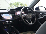 内装はシンプルに使い勝手を考え作られています。お車を運転する感覚をダイレクトに体感して頂けます。室内も広くロングドライブにも快適にお過ごしいただけます。