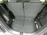 スライドリアシートを前にずらした分だけ、荷物を置ける空間が拡大。お買い物の荷物もたっぷり載せられます。(スライド幅19cm)