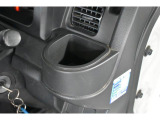 運転席側前方にはドリンクホルダー付き