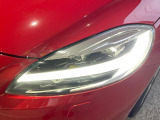 【LEDヘッドライト】明るく眩しいハイビームを先行車や対向車に照射しないオートハイビームを備えたLEDヘッドライト。北欧神話に登場するトールハンマーをモチーフにした、一目でボルボとわかるデザイン。
