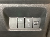 ハンドルの右側にはヘットライトリベライザーとHondaセンシング用のメインスイッチがついています。ヘッドライトリベライザーは道路状況や積荷の加重に応じてライトの高さを調節できます。