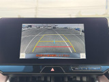 車両後方の映像とガイドラインを画面で確認でき、駐車時の周囲確認をサポートします。目視での安全確認とあわせて使えるため、車庫入れの際にも心強い装備です。