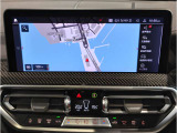 【ⅰドライブナビゲーション】文字情報も鮮明に表示する高解像度カラーディスプレイを採用。視認性に優れた地図デザインと特徴的な建造物を目印にした描写表示で現在位置を把握できます。地図データの更新も可能です