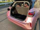 バックドアは大きく開きます。定員乗車時でも十分広いラゲッジスペースを確保しています