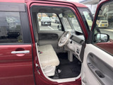 明るい色合いのシートと落ち着いた内装色で、運転席まわりはすっきりとした雰囲気です。前方の視界も広く、乗り込んだ際に周囲を確認しやすい室内空間となっています。