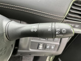 レバーには各種の表示があり、操作項目を目で確かめやすい仕様です。運転席から手の届く位置にまとまり、走行中も視線移動を抑えながら必要な操作を行いやすくなっています。
