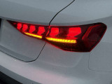 Audiのテールライトは、スタイリッシュで洗練されたデザインが特徴で、多くのモデルでLEDテールライトを採用しております。また、テールライトには動的ウィンカー機能が搭載されているモデルもあります。