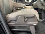 シートハイトアジャスターを装備!運転席の座面の高さを体格やお好みに合わせて調整できます。より自然な運転姿勢を取りやすく、前方の見やすさを調整できるのも嬉しいポイントです。